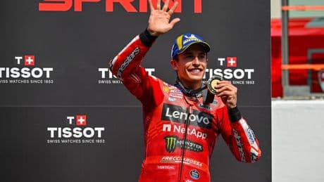 Marc Márquez gana al sprint en Assen