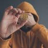 Ontvoerders stuurden gruwelvideo naar cryptomiljonair: vinger van vader afgesneden om losgeldeis kracht bij te zetten