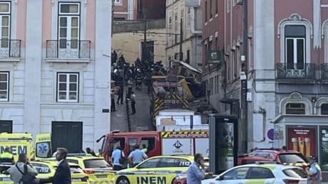 Al menos tres muertos y 20 heridos al descarrilar el funicular de Gloria en Lisboa
