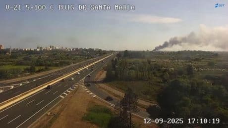 Un incendio en una nave industrial en Albuixech (Valencia) provoca una gran columna de humo