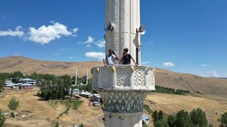 Yıl olmuş 2025: Telefonla konuşmak için minareye çıkıyorlar