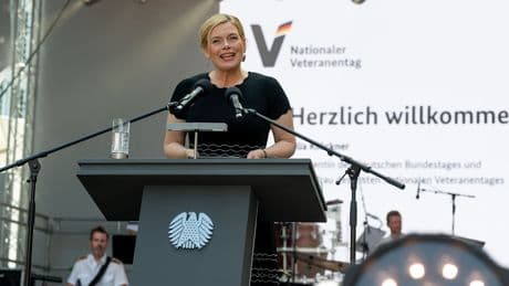 Auch Proteste und Festnahmen - Berlin feiert ersten Veteranentag