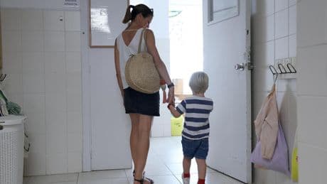 España se enfrenta ya a casi diez millones de euros de multa por no retribuir el permiso parental de cuidado a menores