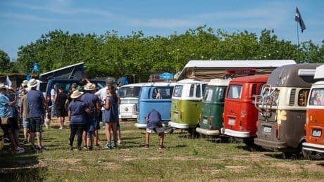 De ambulancia o tractor, a oficina y casa rodante: Las historias y conversiones más llamativas de juntan en la FurgoVolkswagen