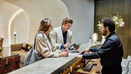 Machen fast alle: Dieses Verhalten macht Sie im Hotel sofort unbeliebt