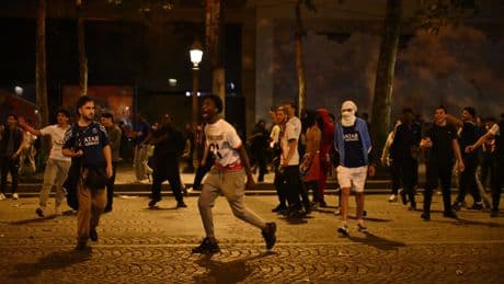 París vive su segunda noche de altercados: &quot;Un patio de recreo para la escoria&quot;
