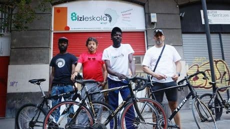 Abre en Bilbao una tienda que da una segunda vida a bicicletas olvidadas y a migrantes en busca de un futuro mejor