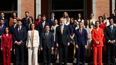 El rey, a los nuevos diplomáticos: &quot;España no es solo himno y bandera&quot;