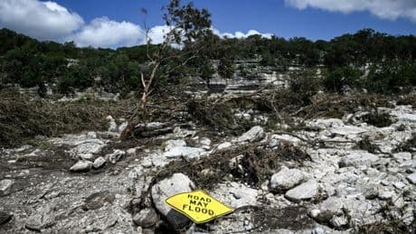 Etats-Unis : une famille recherche sa grand-mère disparue dans les inondations au Texas