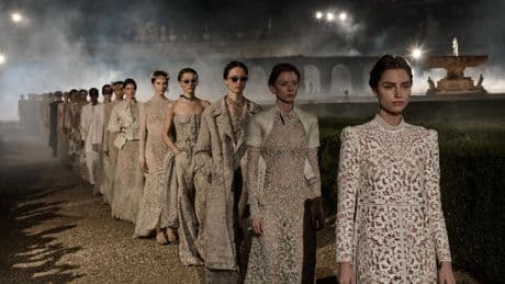 Maria Grazia Chiuri quitte Dior : 10 looks emblématiques qui marqueront l’histoire de la maison française