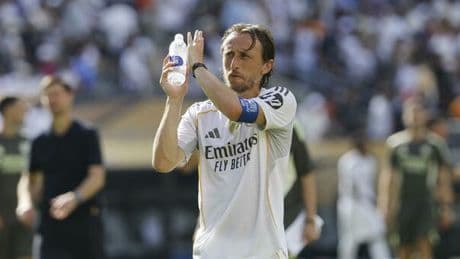 Milan, è il giorno di Modric: visite mediche, firma, saluto ai compagni e partenza per Zagabria. Tornerà il 4 agosto