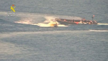 Arrestado el patrón de una patera que iba a Melilla tras embestir a la Guardia Civil
