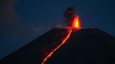 Rusia anuncia que el volcán Kliuchevskoi en Kamchatka ha entrado en erupción tras el terremoto: "Hay explosiones"