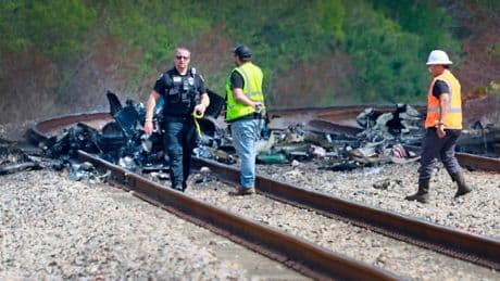 Schon wieder ein Absturz in den USA - Flugzeug explodiert auf Bahnstrecke – drei Tote!