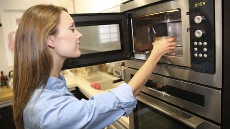 Mikrowelle reinigen: Mit diesen drei Tipps klappt's bestimmt | Video