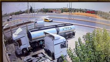 Şırnak’ta minibüsün taksiyle çarpıştığı kaza kamerada: 2 yaralı