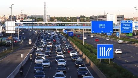La medida de la DGT para que los motoristas puedan circular por el arcén sigue sin llegar: estas son las excepciones que actualmente permiten usarlo sin riesgo de multa