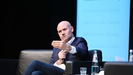 Omri Boehm bei „München redet“: „Eine Welt, die Verbrechen gegen die Menschlichkeit erlaubt, erlaubt sie auch gegen Juden“