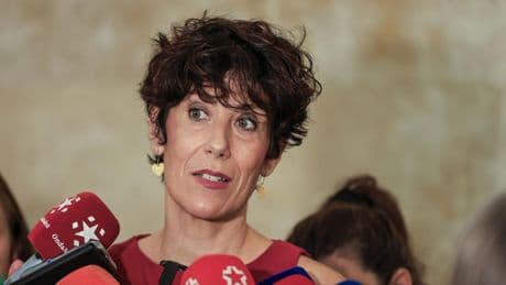 Elma Saiz asegura que escuchó a las comunidades del PP pedir “solucionar el problema de la deuda”
