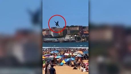 F-18-Kampfjet zieht knapp über Strandbesucher hinweg
