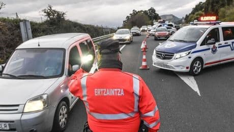 Engañada a pagar una «deuda» y ahora testigo protegido: ertzainas salvan a una víctima de prostitución en un control de carretera