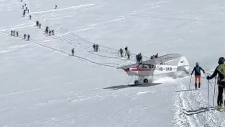 Todesangst in den Alpen - Flugzeug rast durch Wanderer-Gruppe im Schnee