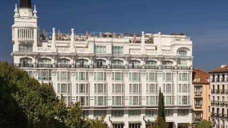 El hotel ME Madrid Reina Victoria vende en un mercadillo más de 10.000 muebles tras cerrar