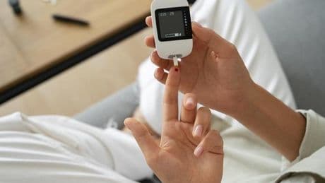 Alerta por la venta en internet de glucómetros sin pinchazo: "No existe ningún producto no invasivo fiable para la diabetes"