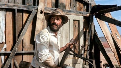 Es uno de los mejores westerns de Sam Peckinpah, y ahora lo puedes ver en Movistar Plus+: abandonado en medio del desierto
