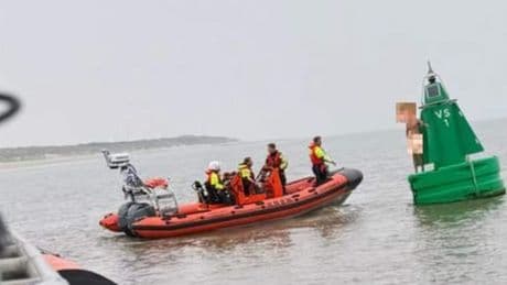 KNRM redt naakte en verkleumde man op reddingsboei voor kust van Vlieland