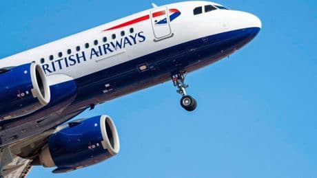 Onvindbare steward blijkt naakt en dansend te staan in toilet businessclass