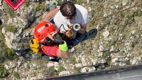 Rescatan a dos senderistas de 20 años con deshidratación severa en el Montgó