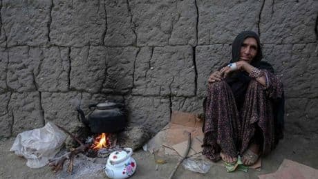 Los talibanes prohíben rescatar a mujeres tras el terremoto de Afganistán