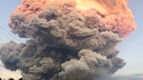 Indonesien: Vulkan auf Flores stößt kilometerhohe Aschewolke aus