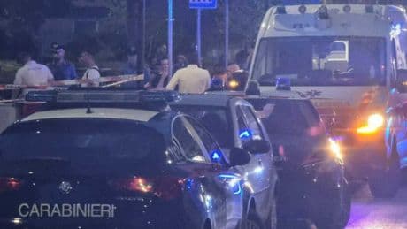 Mamma di due figli uccisa in strada a coltellate a Tolentino: preso il presunto killer, era seduto su una panchina davanti al cadavere