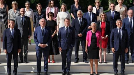 Emmanuel Macron pose officiellement aux côtés du gouvernement pour la première fois depuis trois ans