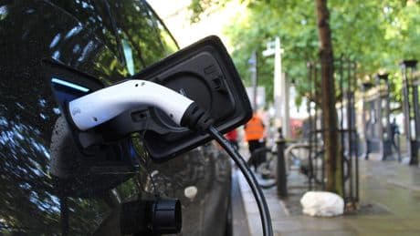 Elektrische auto opladen op vakantie kan honderden euro’s kosten