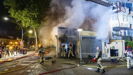 Grote brand in viswinkel Amsterdam geblust, woningen ontruimd
