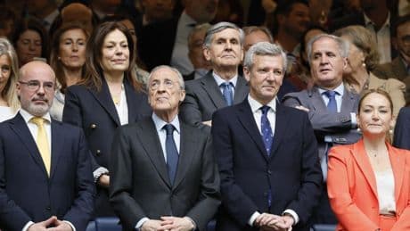 Florentino Pérez recibe la visita del gobierno de China en el Bernabéu