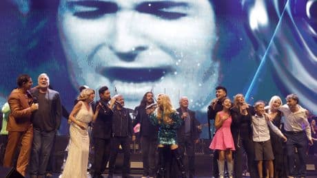 Nino Bravo cobra vida en las voces de estrellas en el fastuoso bautizo del Roig Arena