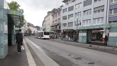 Mit Herzstillstand vom Fahrrad gefallen - Polizei-Streife rettete Kurban (18) das Leben