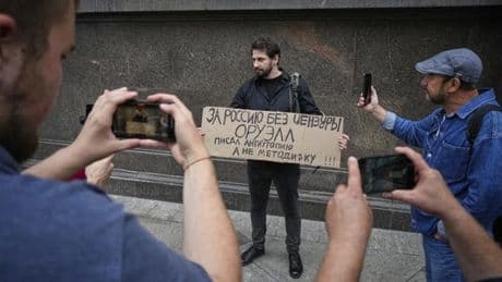 Rusya'dan bütün telefonlara ulusal mesajlaşma uygulamasını yükleme şartı