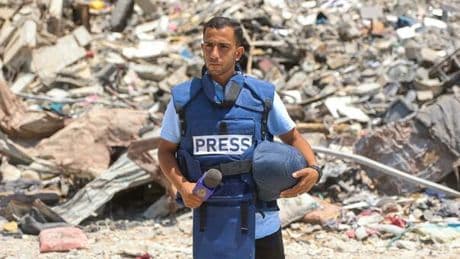 Chi era Anas al-Sharif, il giornalista di Al Jazeera inviato a Gaza ucciso da un raid israeliano