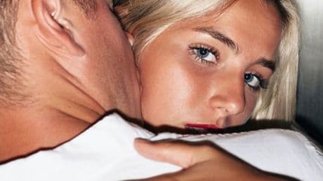 Affäre im Büro: Verliebt in Kollegen – wie Liebe am Arbeitsplatz gelingt
