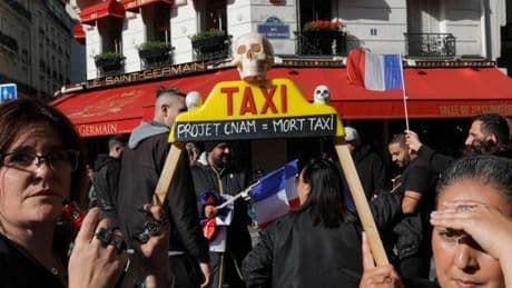 Des centaines de taxis manifestent à Paris contre les nouvelles conditions tarifaires du transport de malades