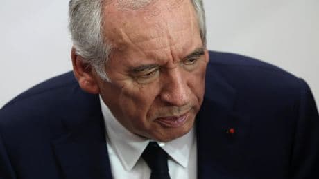 Face à la hausse du coût de la fonction publique, François Bayrou tape du poing sur la table
