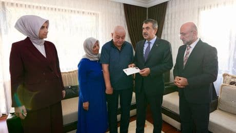 Bakan Tekin, Cumhurbaşkanı Erdoğan'ın mektubunu şehit ailesine takdim etti