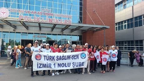 İzmir'de sağlık emekçilerinin iş bırakma eyleminde Memur-Sen'e tepki: Göstermelik kararlara karnımız tok