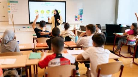 Fiscalist Romy ruilt kantoor in voor klaslokaal vol kansarme kinderen met rekenachterstand: ’In de mail stond dat ik mij casual moest kleden’