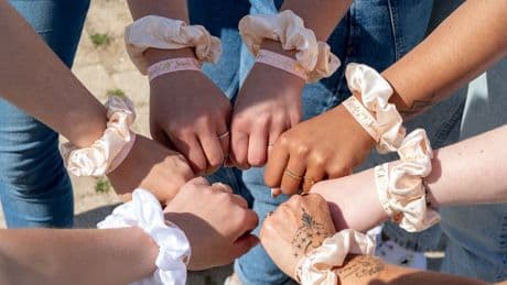 "C'était la folie des grandeurs": baby showers, EVJF, gender reveal… Comment la surenchère des fêtes à l’américaine a gagné la France